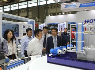 京城機(jī)電黨委書記、董事長(zhǎng)阮忠奎一行蒞臨華德液壓展位參觀調(diào)研